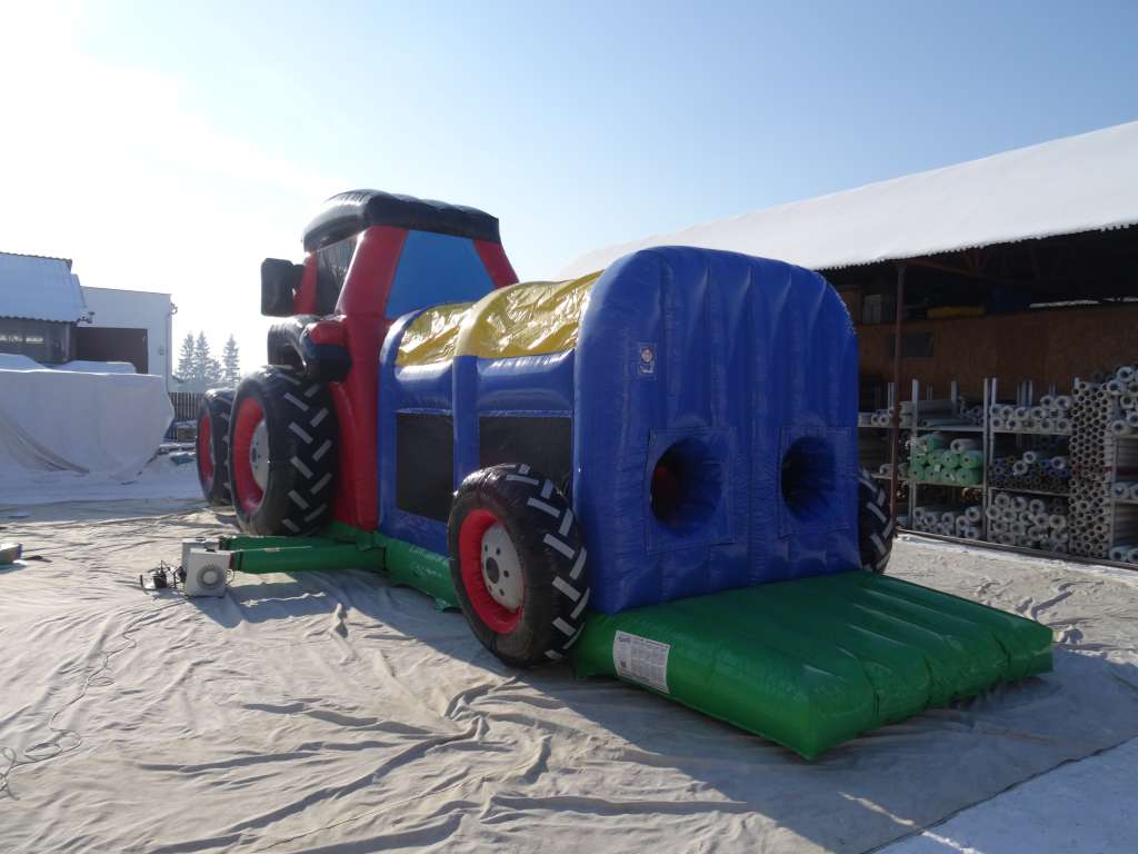 A fantastic inflatable assault course, perfect for school fun days and much more. Book today for your event in Wigan and Chorley This image shows one of our inflatable obstacle course available to hire in the Wigan and Chorley region.